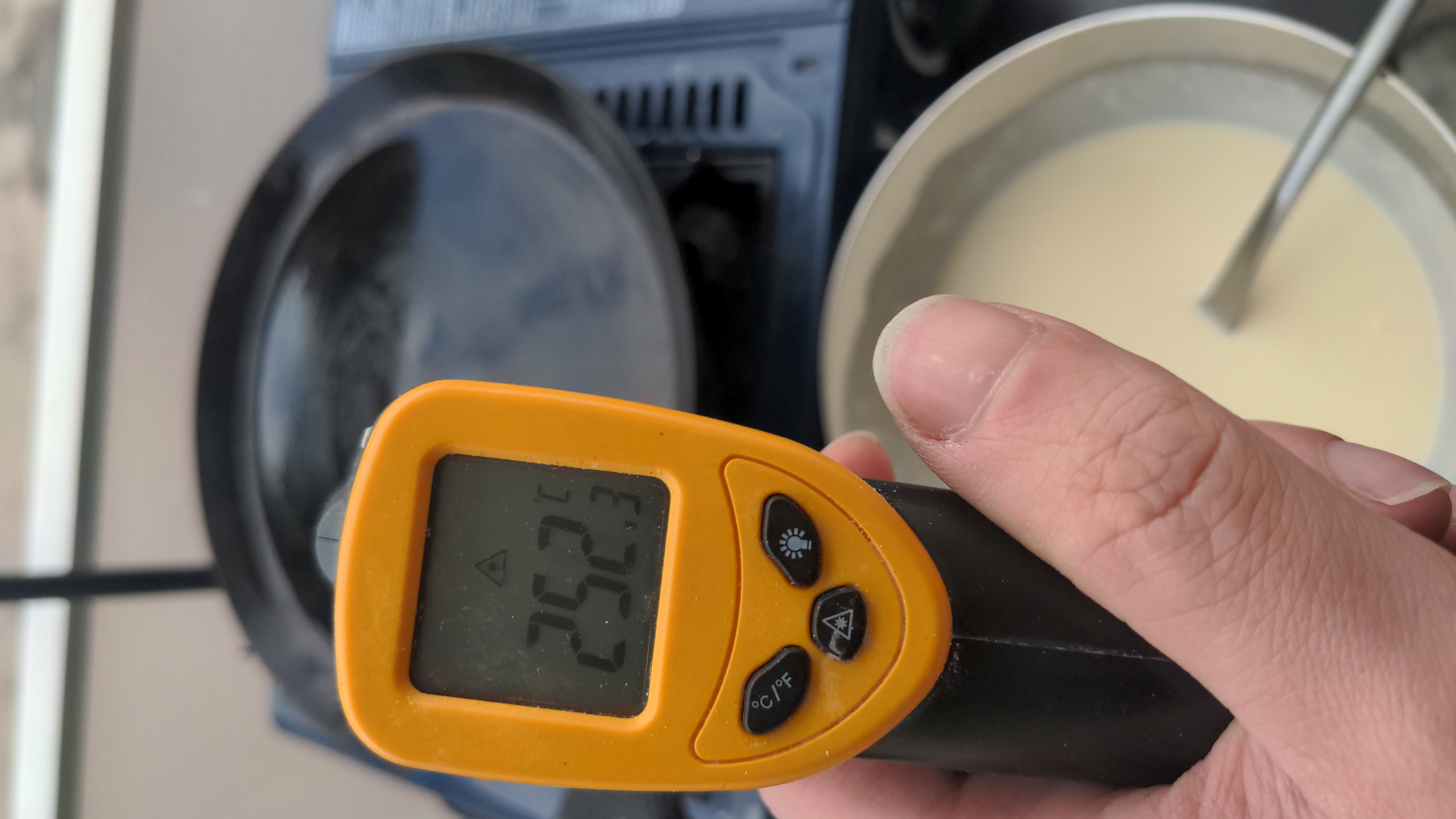 Figure 3 : Crêpière en acier carbone, 250°C, on peut verser une louche de pâte à crêpes
