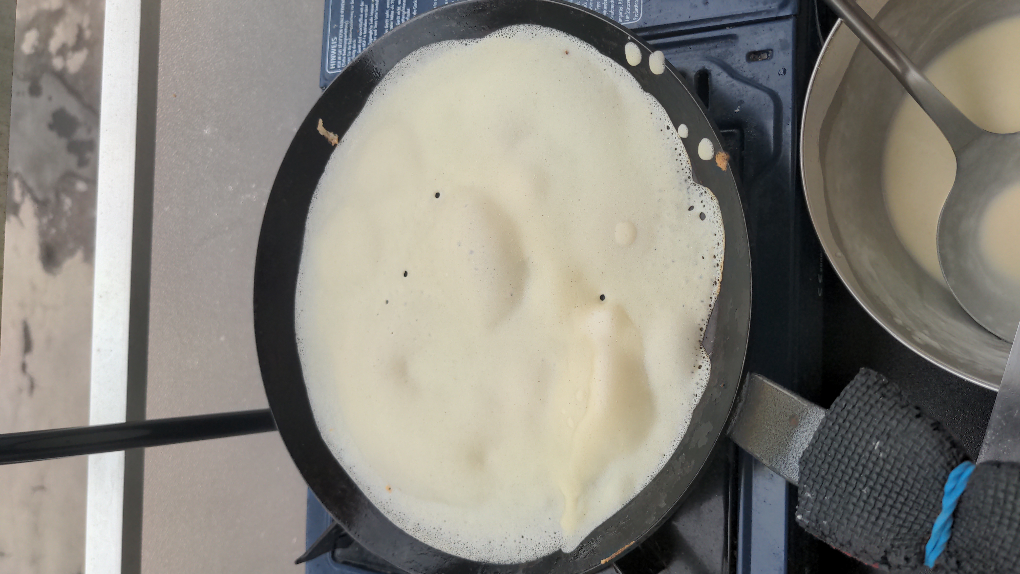 Figure 4 : La crêpe fait des bulles, les bords sont dorés, on peut la retourner !
