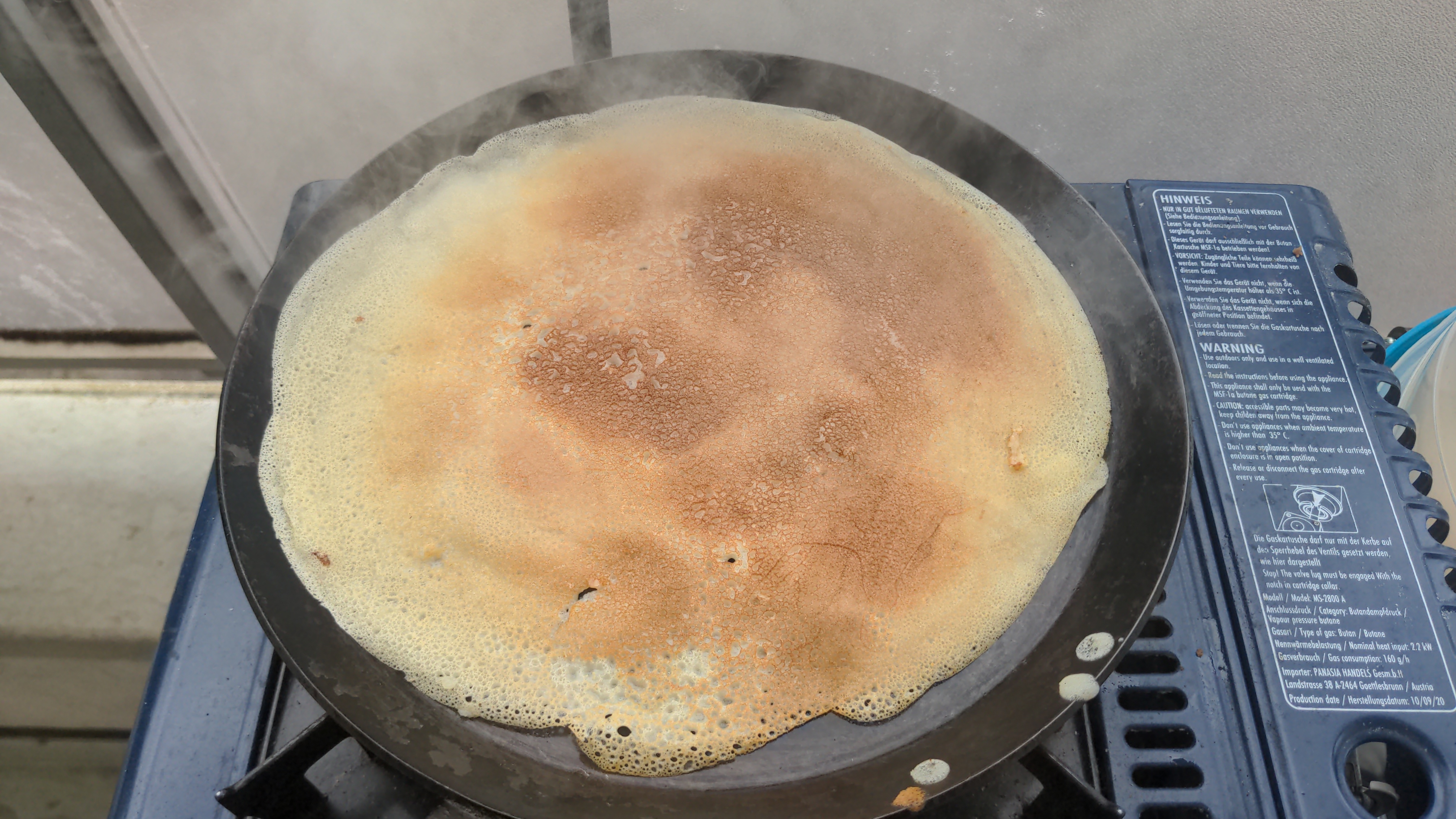 Figure 5 : Après une poignée de secondes, on peut réserver la crêpe, et passer à la suivante.