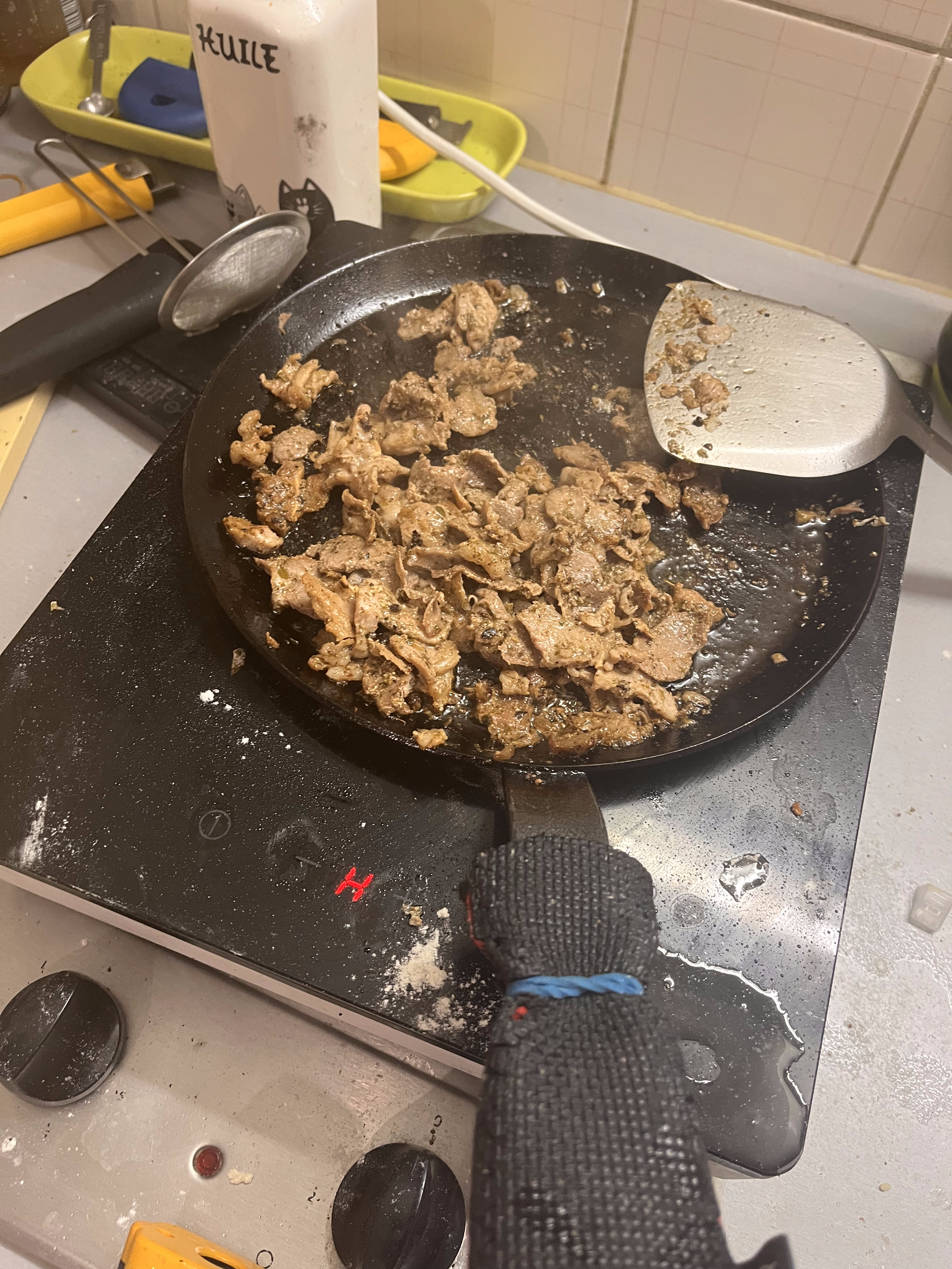 Figure 3 : Découpe de lamelles de viande congelée, dans de la graisse d’agneau